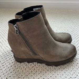 Sorel Joan or Arc Wedge Boots gray/tan size 8